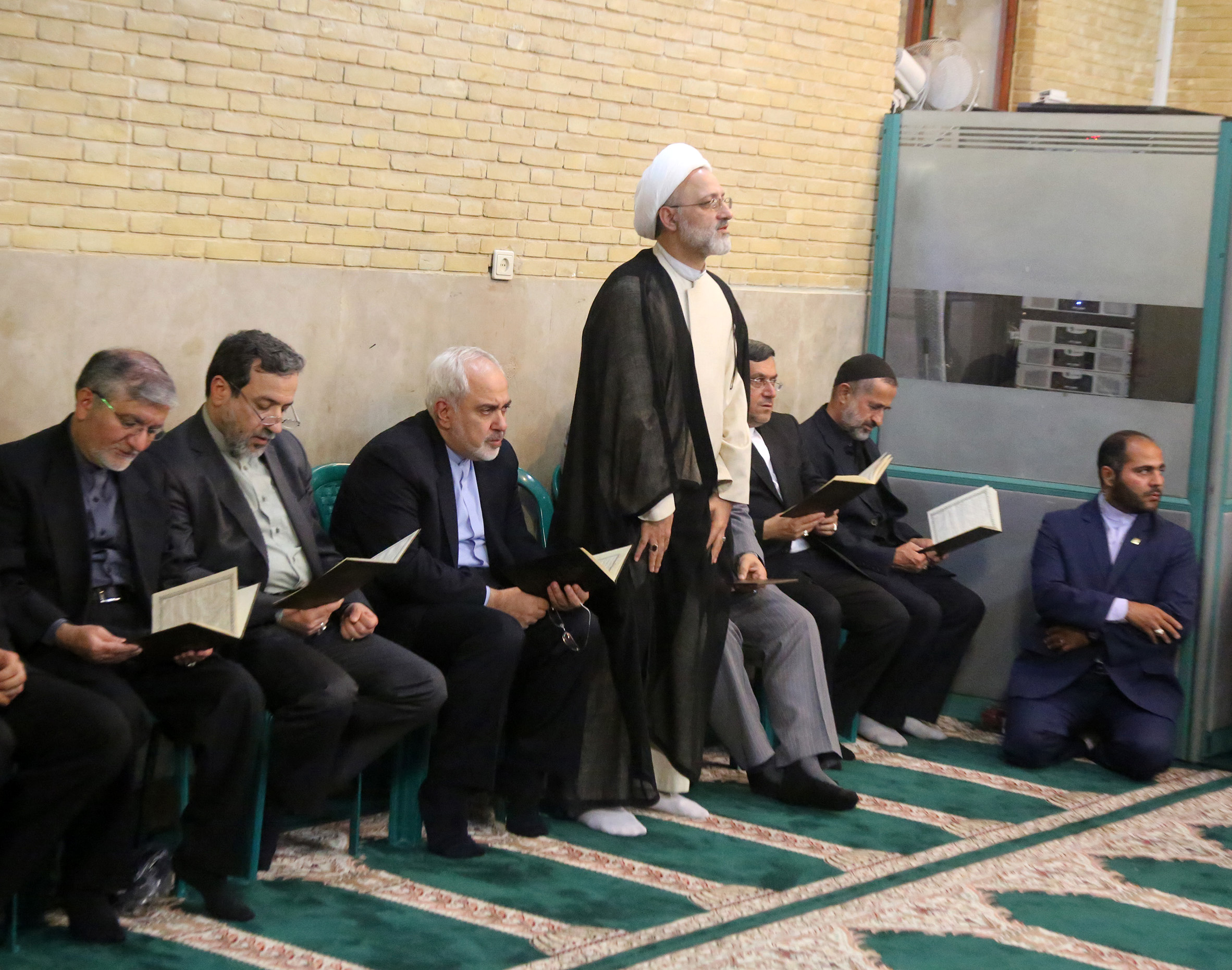 تصاویر حضور ظریف در مسجد دانشگاه امام صادق(ع)