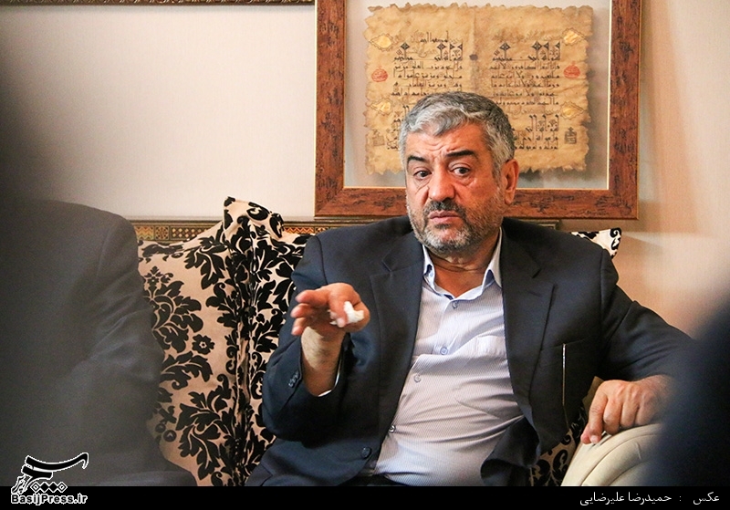 حضور فرمانده کل سپاه در منزل سردار همدانی پس از اعلام خبر شهادت