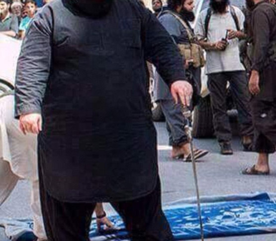 داعش با بولدوزر گردن می&zwnj;زند+ تصاویر
