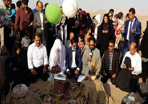 عکس/ مراسم عقد زوج یزدی در کویر