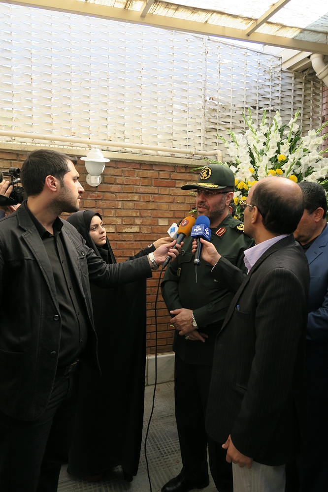 وزیر دفاع به مقام شامخ سردار همدانی ادای احترام کرد+ تصویر