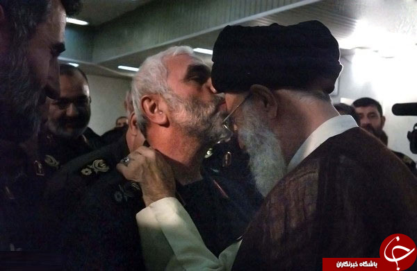 بوسه سردار همدانی بر پیشانی رهبر انقلاب+ عکس
