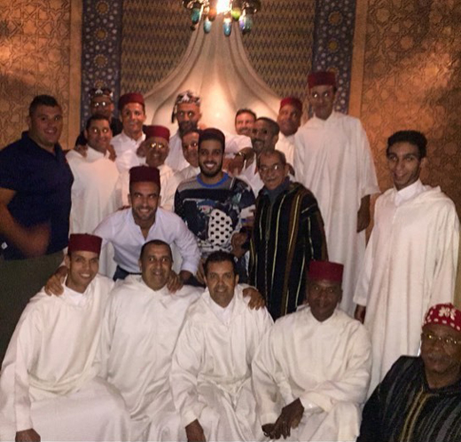 عکس یادگاری کریس رونالدو با لباس عربی در جمع دوستانش