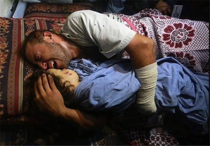 وداع پدر فلسطینی با دختر خردسال شهیدش+ عکس