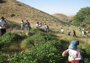 کودکان اشنویه‌ای محوطه تپه باستانی دنخه را پاکسازی کردند