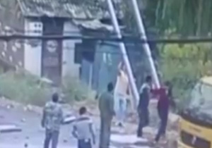 لحظه برق گرفتگی 3 مرد همزمان در خیابان + فیلم