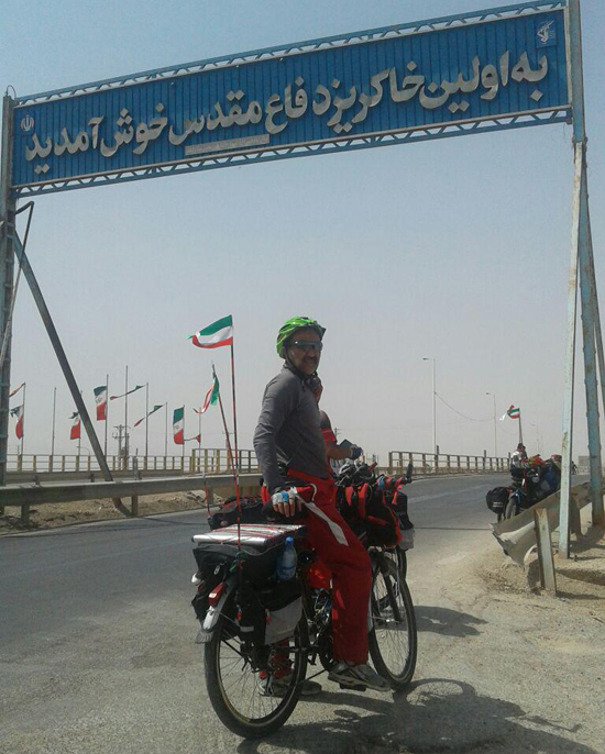 گفت&zwnj;و&zwnj;گو با سرخ&zwnj;پوشی که با دوچرخه به مردم ایران امداد می&zwnj;رساند