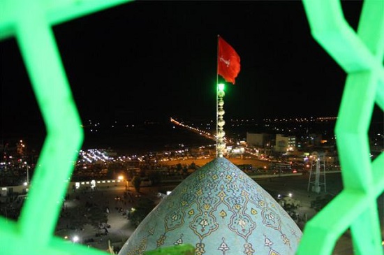 اهتزاز پرچم سرخ حسینی بر فراز گنبد مسجد جمکران
