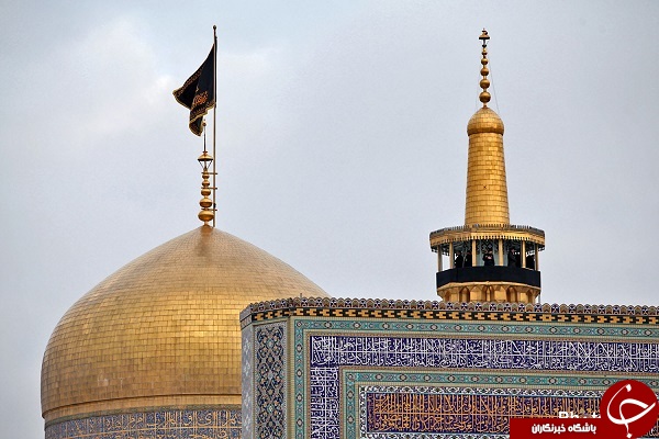 پرچم عزای حسینی بر فراز گنبد مطهر رضوی افراشته شد + عکس