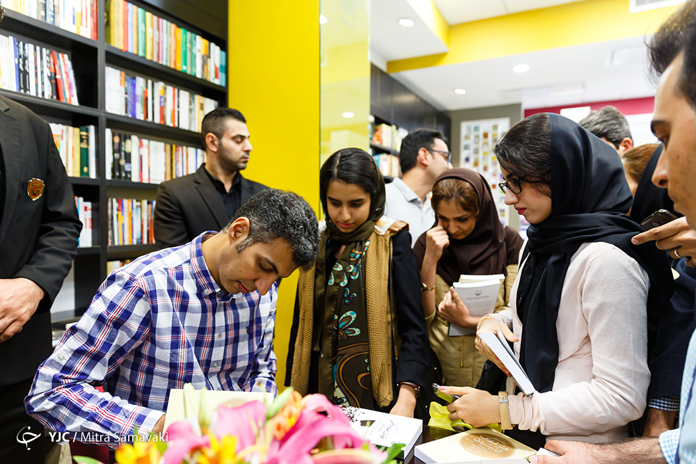 عادل فردوسی پور کتاب خود را امضا کرد