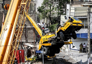 انسداد خیابان خیام به‌دلیل سقوط جرثقیل ساختمانی