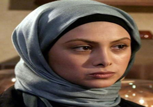 آزاده صمدی: هنوز برای بازیگری‌ام از تئاتر کمک می‌گیرم