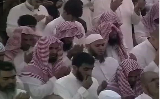 خطیب وهابی: خداوندا! برادران مجاهد ما را برای قطع گردن شیعیان یاری فرما!