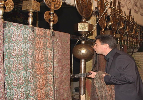 عکس / بوسه قلعه نویی در هیات عزاداری امام حسین