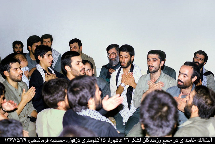 سینه زنی رهبر انقلاب + عکس