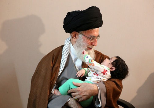 نوه سردار شهید همدانی در آغوش رهبر معظم انقلاب
