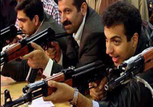 عادل فردوسی پور در حال تیراندازی با کلاشینکف (عکس)