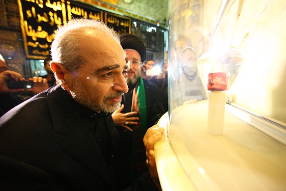تربت امام حسين(ع) همزمان با عاشورا به رنگ سرخ تغيير کرد + فیلم و تصاوير