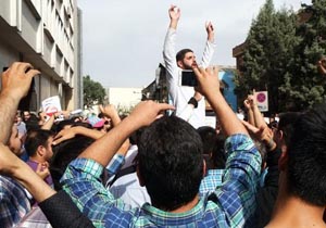 دانشجویان مقابل سفارت عربستان تجمع می‌کنند