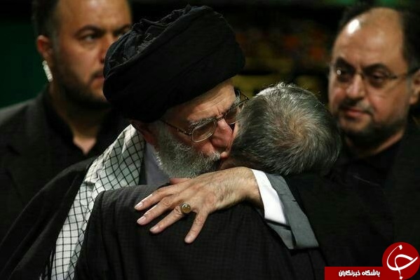 بوسه رهبری بر گلوی مداح محبوب + عکس