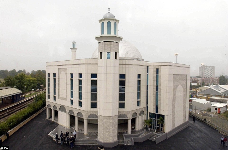 آتش سوزی مهیب در یکی از بزرگترین مساجد غرب اروپا + تصاویر