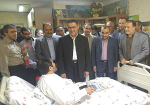 رئیس سازمان سینمایی با شاخه گل به استقبال جانبازان رفت