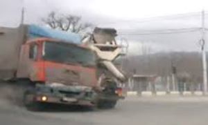 راننده كاميون در برخورد با تير برق جان باخت