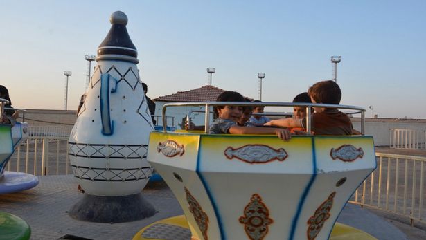 بازی اجباری کودکان معصوم در پارک های وحشت داعش + تصاویر