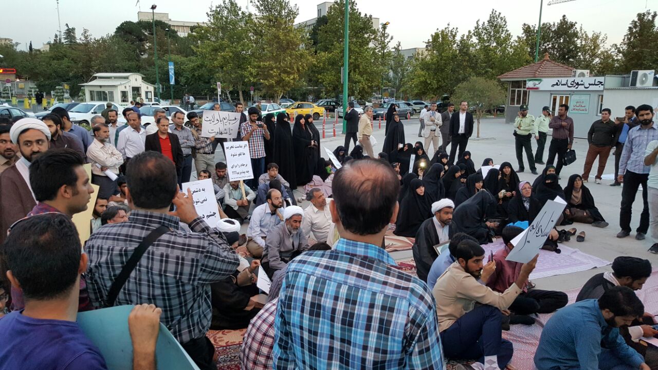 گردهمایی اعتراضی به جزئیات برجام در مقابل بهارستان+ تصاویر