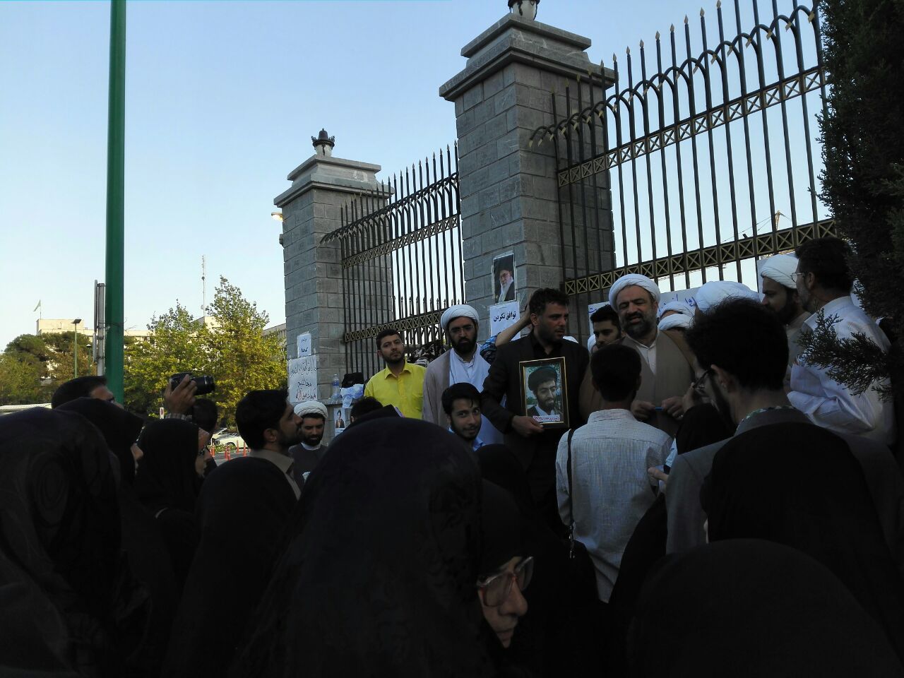 گردهمایی اعتراضی به جزئیات برجام در مقابل بهارستان+ تصاویر