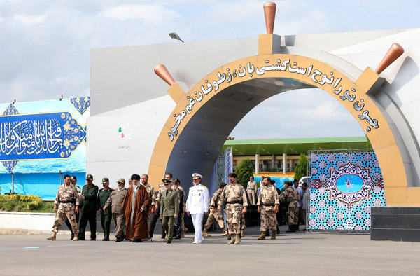 حضور رهبر معظم انقلاب در مراسم تحلیف دانش&lrm;آموختگی دانشجویان افسری ارتش در دانشگاه امام خمینی(ره)