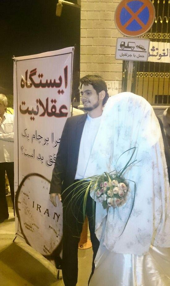 امشب مقابل مجلس چه خبر است/ پیوستن یک عروس و داماد به گردهمایی اعتراض&zwnj;آمیز + فیلم و تصاویر