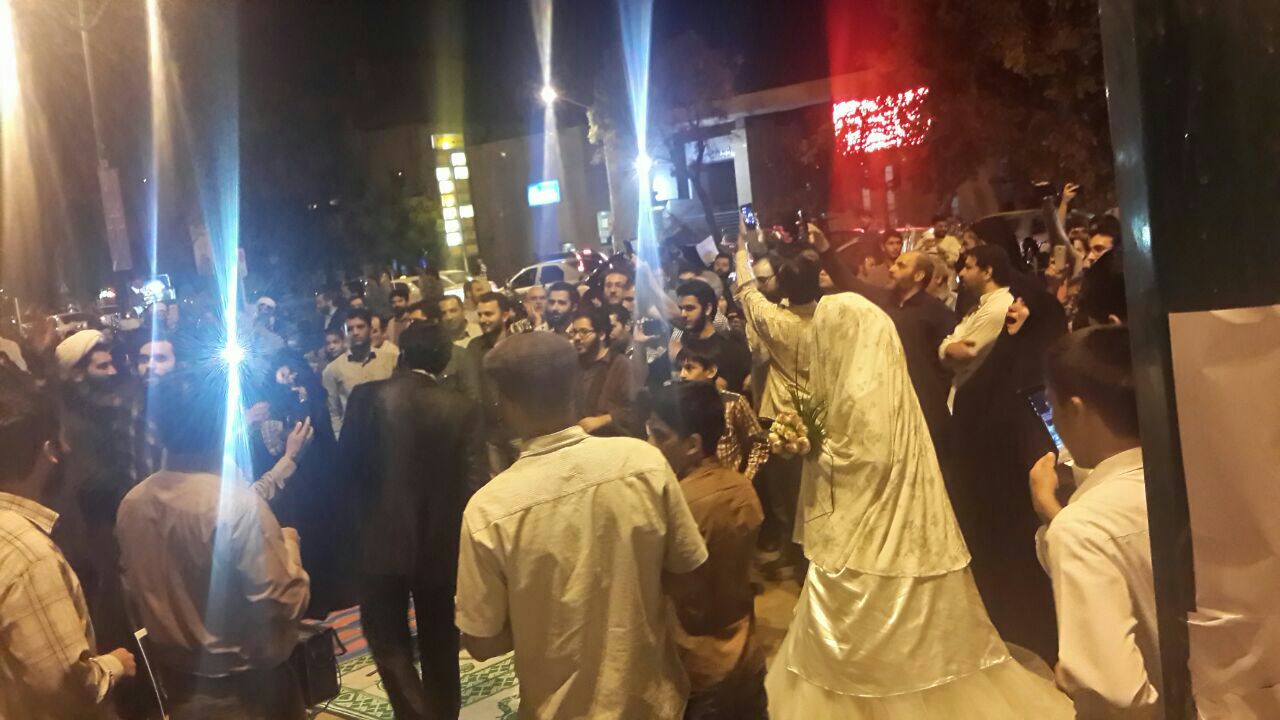 امشب مقابل مجلس چه خبر است/ پیوستن یک عروس و داماد به گردهمایی اعتراض&zwnj;آمیز + فیلم و تصاویر