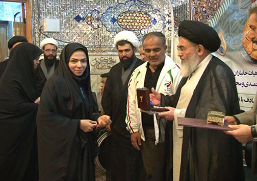اهدای مدالهای ورزشی جهانی و کشوری به موزه حضرت احمد بن موسی (ع) + تصاویر