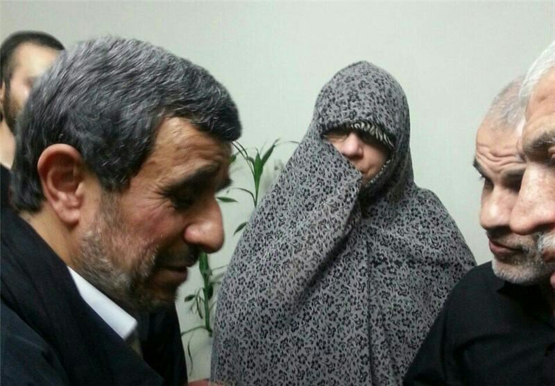 حضور احمدی&zwnj;نژاد در منزل محافظ دیروز، شهید مدافع حرم امروز + تصاویر