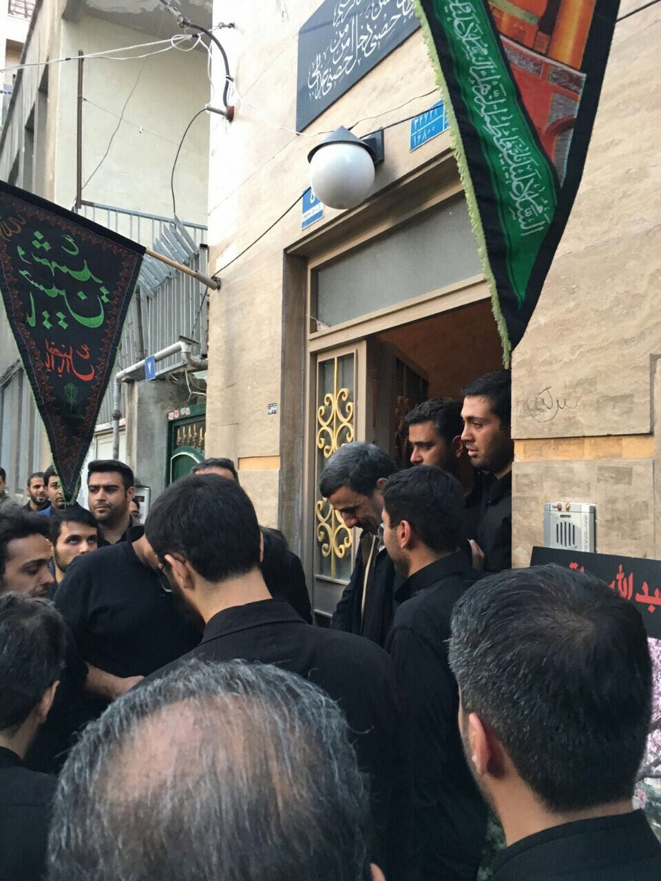 حضور احمدی&zwnj;نژاد در منزل محافظ دیروز، شهید مدافع حرم امروز + تصاویر