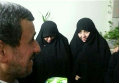حضور احمدی&zwnj;نژاد در منزل محافظ دیروز، شهید مدافع حرم امروز + تصاویر