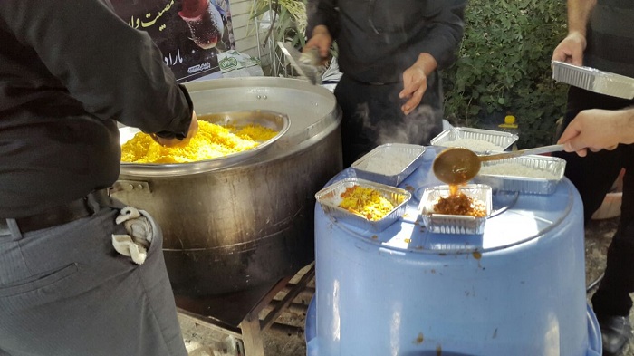توزیع غذای نذری از سوی خبرنگاران تهرانی+ تصاویر
