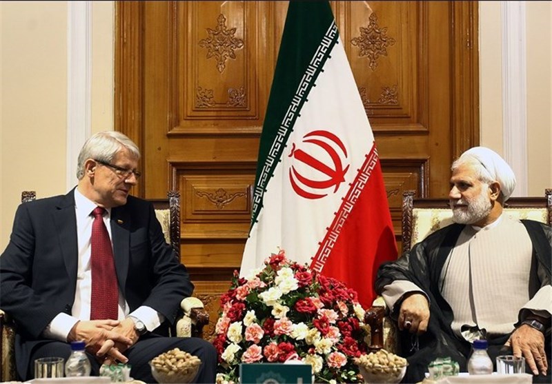 مبارزه با دفاع مشروع مردم سوریه به گسترش گروههای تروریستی دامن زده است مبارزه با دفاع مشروع مردم سوریه به گسترش گروههای تروریستی دامن زده است