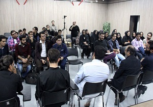 کارگردان افشاگر انگیزه‌های پنهان نمایشنامه است