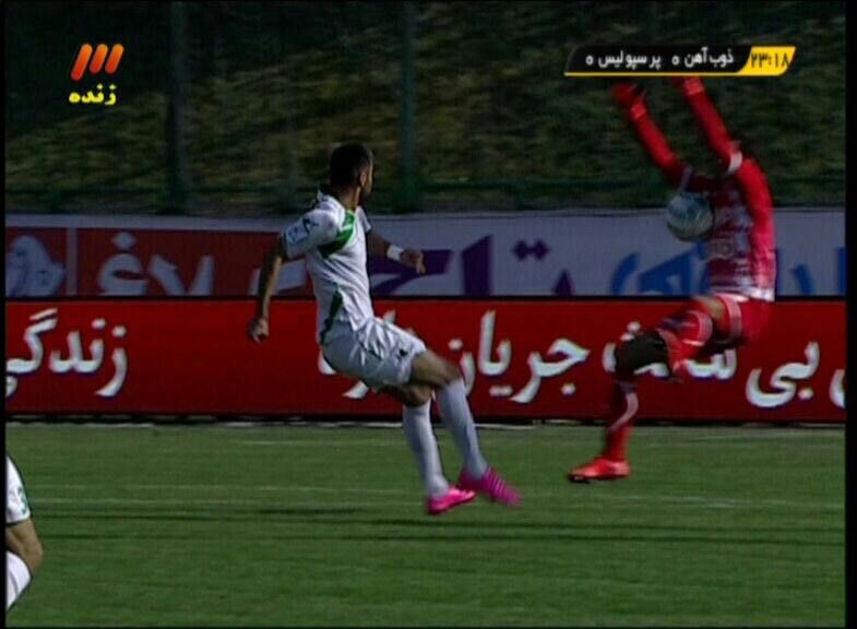 داور دقیقه 24 سر پرسپولیس را برید