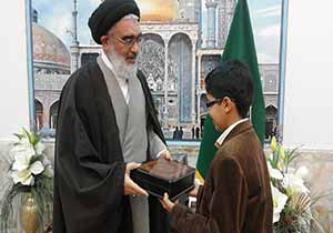 تجلیل آیت الله سعیدی از قاری و موذن نوجوان در حرم مطهر حضرت فاطمه معصومه