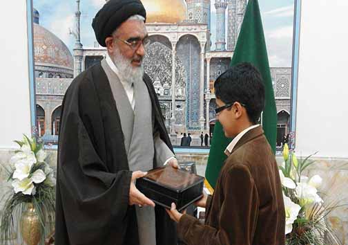 تجلیل آیت الله سعیدی از قاری و موذن نوجوان در حرم مطهر حضرت فاطمه معصومه