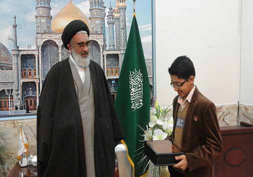 تجلیل آیت الله سعیدی از قاری و موذن نوجوان در حرم مطهر حضرت فاطمه معصومه