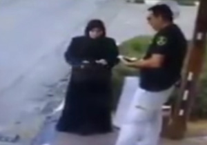 حمله دختر فلسطینی با چاقو به پلیس صهیونیست + فیلم