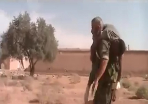 مرد افسانه ای ارتش سوریه در حال حمل مجروح در جنگ با داعش + فیلم