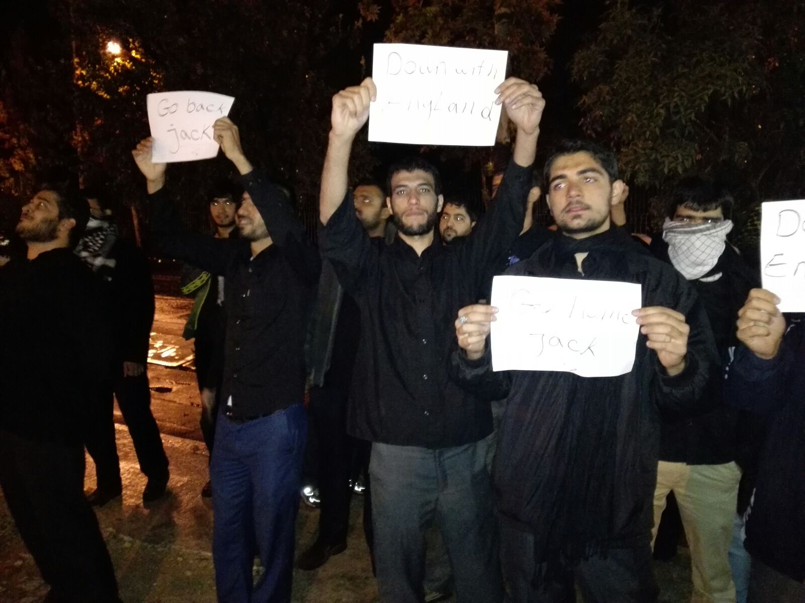تجمع دانشجویان مقابل محل اقامت &laquo;جک استراو&raquo; در شیراز + عکس