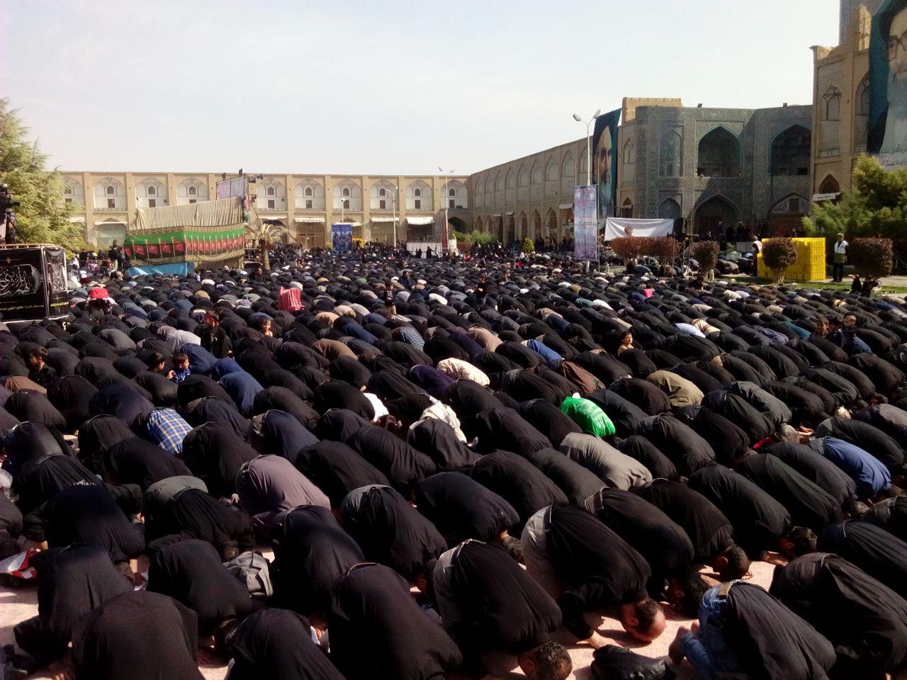 اقامه نماز جماعت در میدان امام اصفهان+ تصاویر