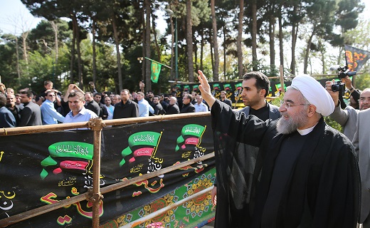 روحانی از بیمارستان شهید فیاض&zwnj;بخش بازدید کرد/ عزاداری رئیس&zwnj;جمهور در جمع مردم محله خلیج فارس تهران