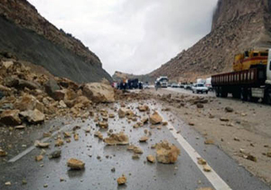 ریزش دو گردنه در راههای کرمان